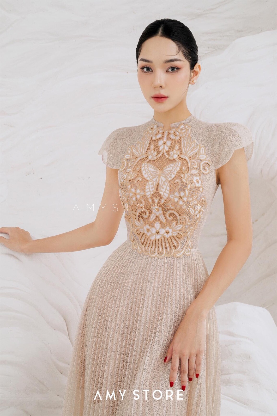 越南小众设计师品牌香槟色蝴蝶镂空刺绣重工连衣裙修身长裙A083